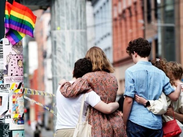 Ataque a bar em Oslo é investigado como ato terrorista; Parada gay é cancelada.