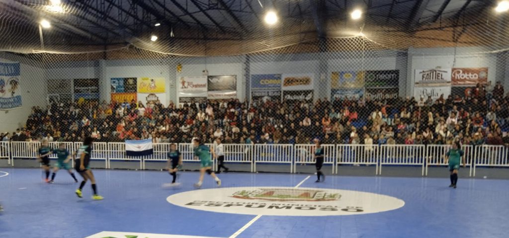 Com o ginásio esportivo lotado – PFC é campeão do municipal de futsal feminino – cidade de Espumoso