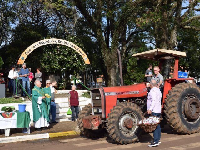 Sindicato de trabalhadores rurais de Alto Alegre realizou desfile e festa em homenagem ao Agricultor e Motorista