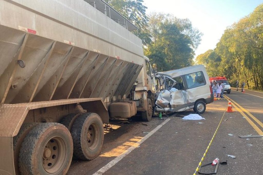 Motorista de caminhão que colidiu contra van na BR-386 em Constantina afirma que dormiu ao volante