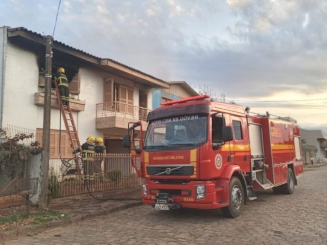 Corporação de Bombeiros atende incêndio em residência no centro de Soledade