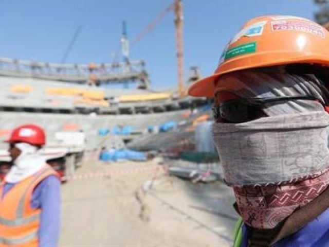 Copa no Catar: ONGs e embaixadas denunciam mortes suspeitas e exploração de trabalhadores