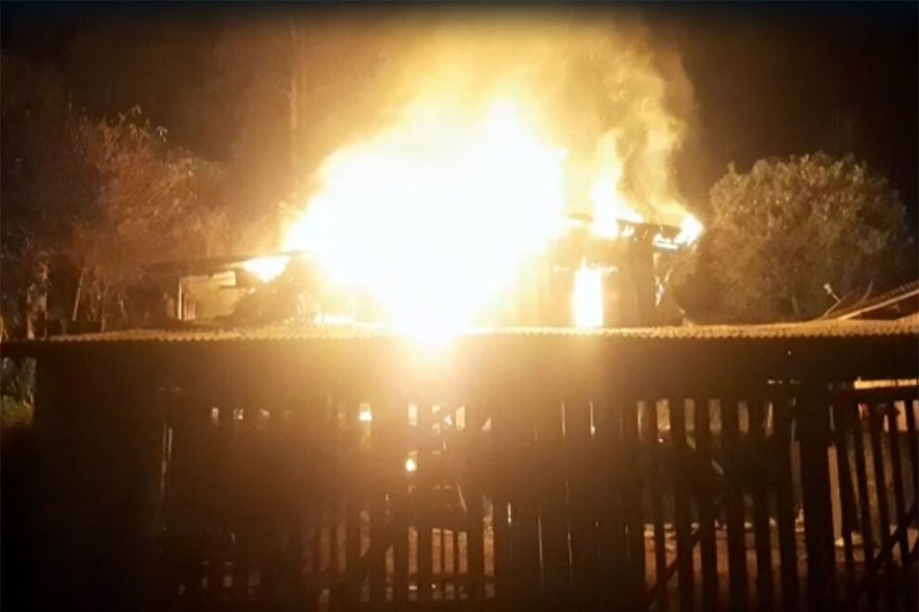 Casa é consumida pelo fogo no bairro Botucaraí em Soledade