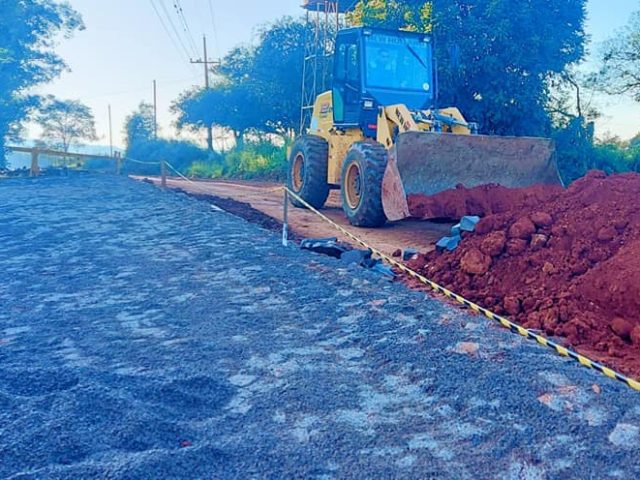 Obras de pavimentação estão sendo realizadas em Campos Borges