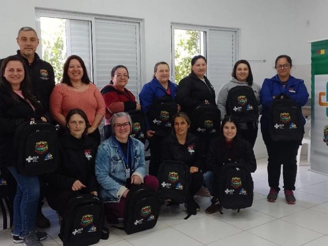 Agentes comunitárias de saúde de Campos Borges recebem materiais para um melhor atendimento da população