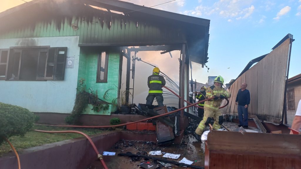 Incêndio destrói casa em Espumoso