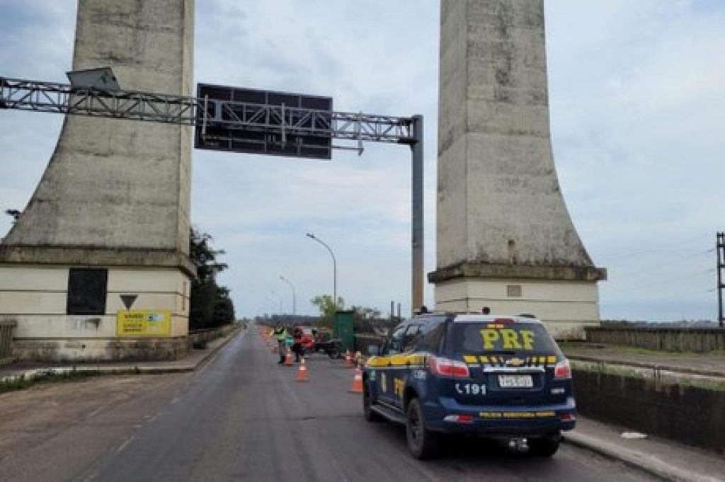 Tráfego de veículos pesados é liberado na ponte que liga o Brasil à Argentina; trânsito segue na modalidade pare e siga