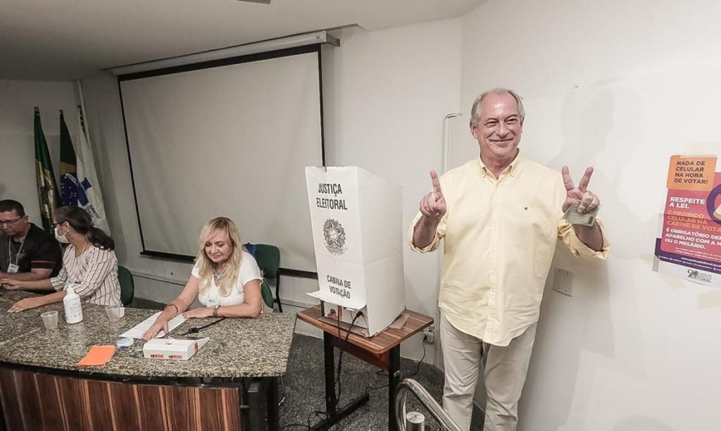 Ciro Gomes vota em Fortaleza