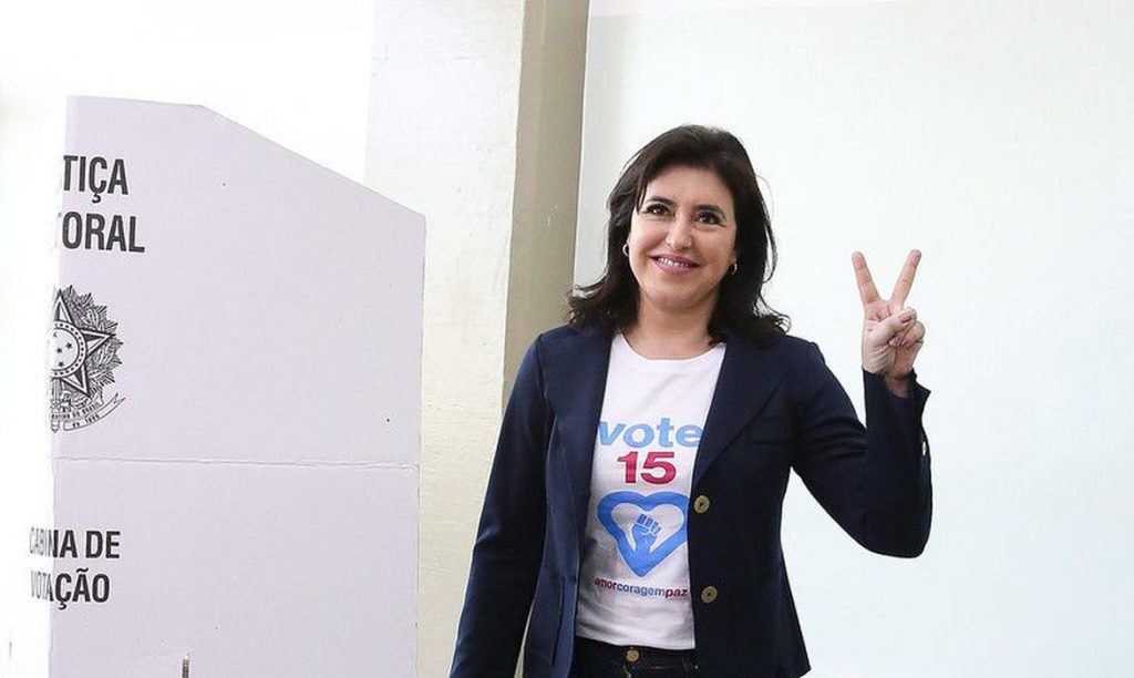 Simone Tebet vota em Campo Grande e segue para São Paulo