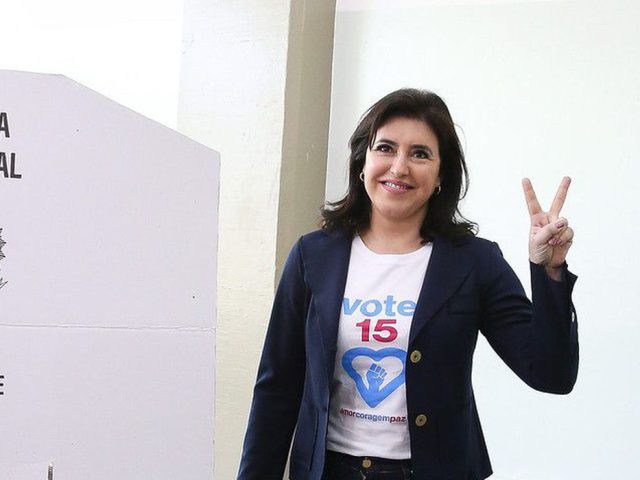 Simone Tebet vota em Campo Grande e segue para São Paulo