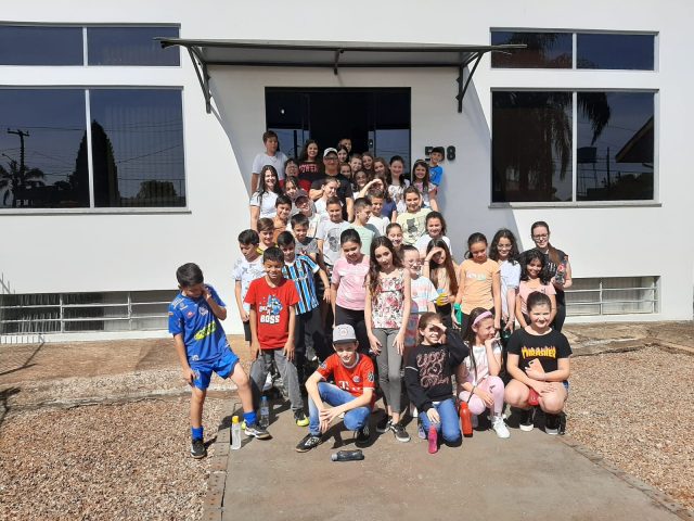 Alunos das turmas de 5º ano da Escola José Clemente Pereira visitam as Rádios Líder e Planetário