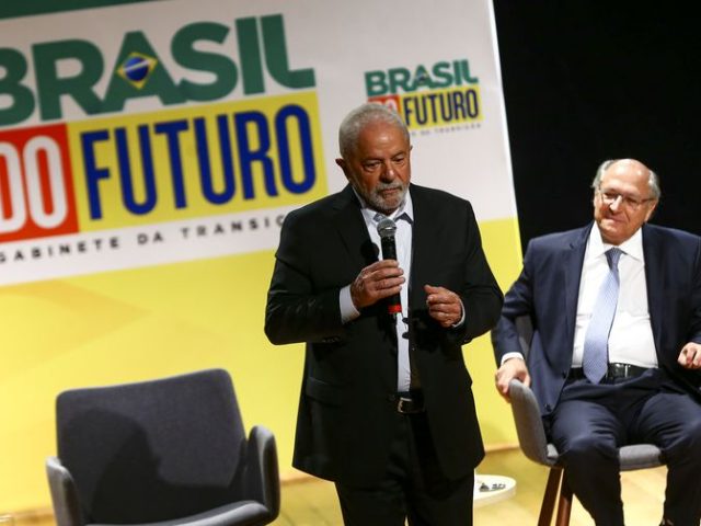 Lula se encontra com parlamentares e diz que vai dialogar