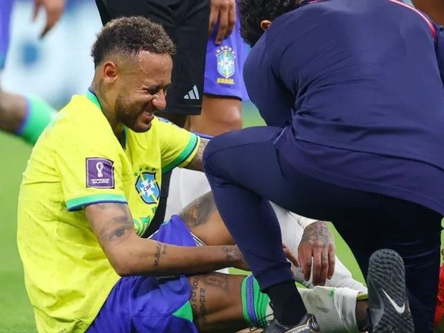 Neymar sai de campo chorando com dores no tornozelo na estreia da Seleção na Copa