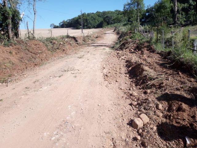 Secretaria de Infraestrutura e Meio Ambiente segue realizando trabalho de recuperação de estradas em Campos Borges