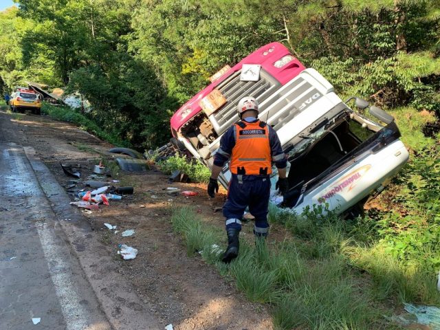 Colisão entre carreta e caminhão entre Passo Fundo a Marau na manhã desta quinta-feira (05) deixa uma pessoa ferida