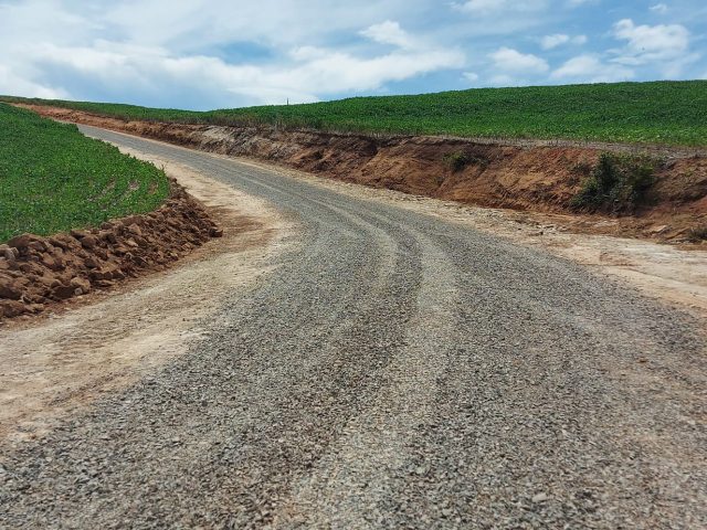 Secretaria Municipal de Infraestrutura e Meio Ambiente de Campos Borges realiza melhorias nas estradas