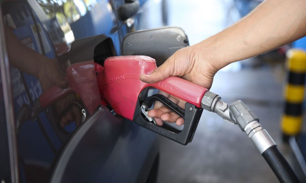 Gasolina sobe 3% nos postos do Brasil; etanol também avança, aponta ANP