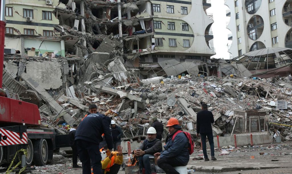 Mortos rompem a marca de 5.000 após terremoto na Turquia e Síria