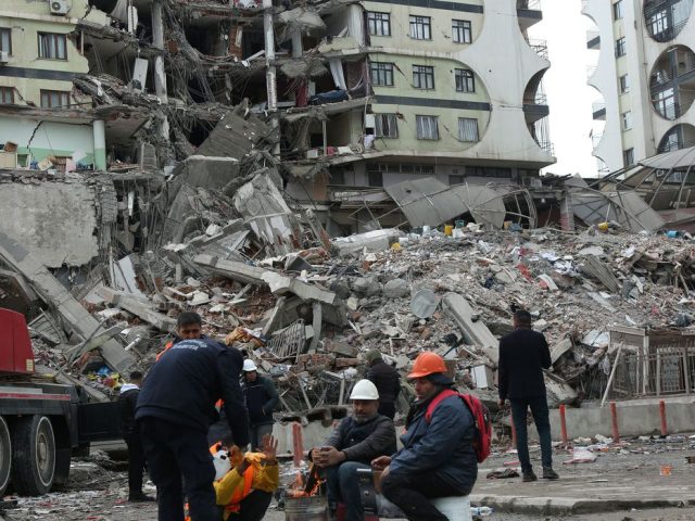 Mortos rompem a marca de 5.000 após terremoto na Turquia e Síria