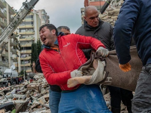 Sobe para 2.600 o número de mortos em terremoto na Turquia e Síria