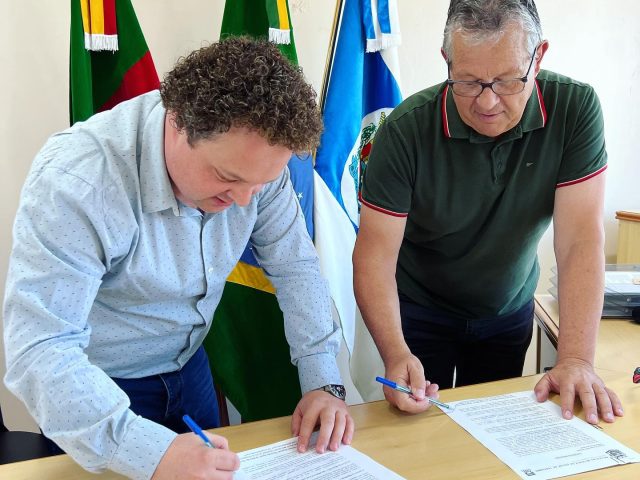 Assinado o contrato da licitação para início das escavações de micro açudes em Quinze de Novembro