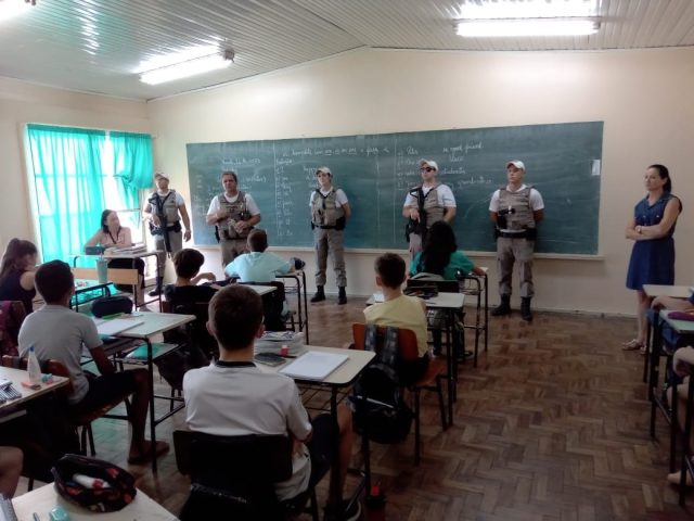 Brigada Militar realiza ação junto a escolas de Campos Borges