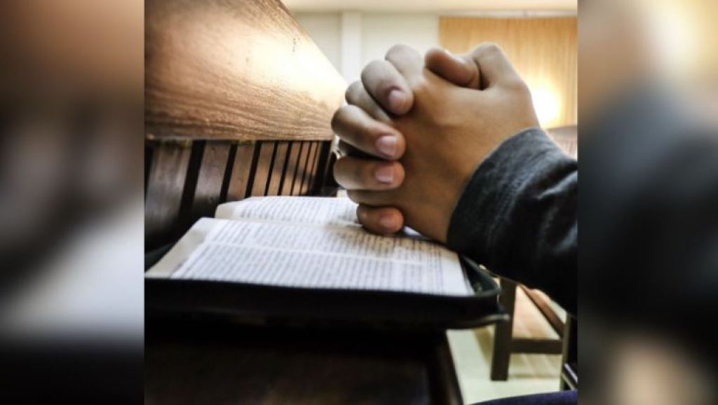 Ladrão leva bolsa de mulher que estava orando em igreja de Ijuí