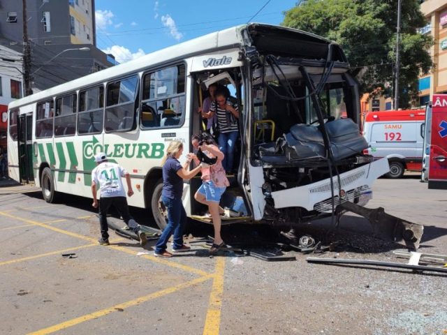 Colisão entre dois ônibus deixa dezenas de feridos no centro de Passo Fundo