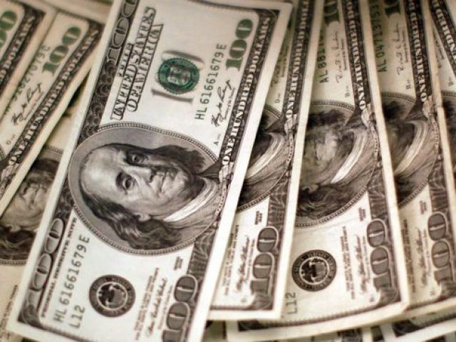 Dólar supera R$ 5,30 com aumento de tensão entre governo e BC