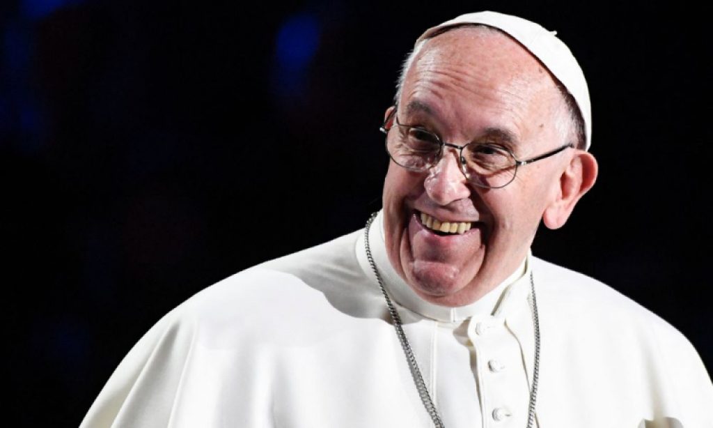 Papa Francisco tem alta e brinca: ‘ainda estou vivo’; o pontífice já está no Vaticano