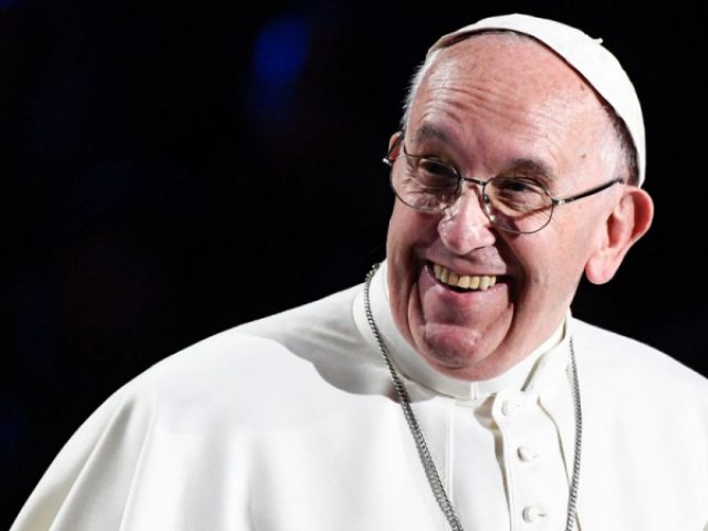 Papa Francisco tem alta e brinca: ‘ainda estou vivo’; o pontífice já está no Vaticano