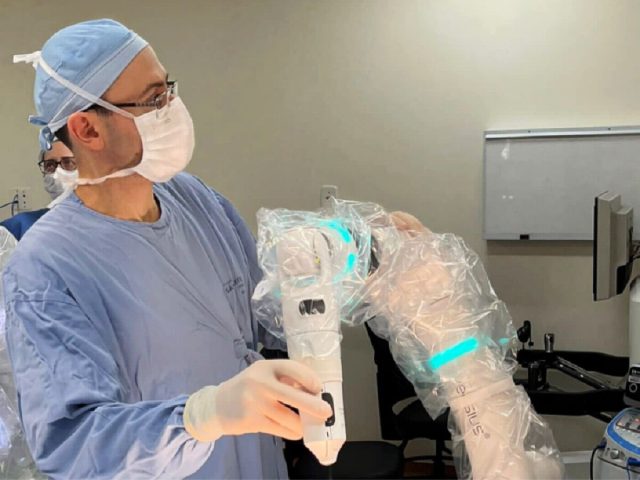 Médico passo-fundense realiza procedimento robótico inédito na América