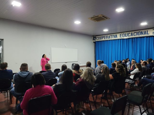 Delegada Fabiane Bittencourt ministrou palestra na Cooperativa Educacional João Batista Rotta em Espumoso