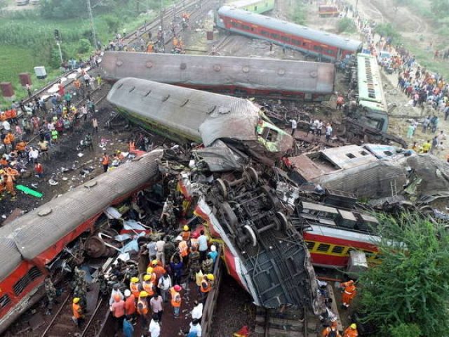 Número de mortos em acidente de trem na Índia pode chegar a 380, avaliam autoridades