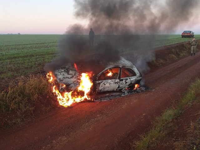 Carro incendiado em Espumoso, tem placas do município de Tio Hugo