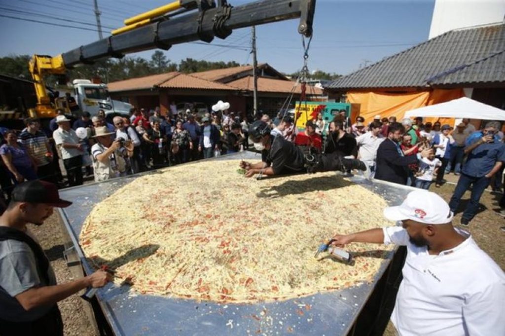 Com guindaste e rapel, cidade do RS se prepara para fazer a maior pizza do Brasil