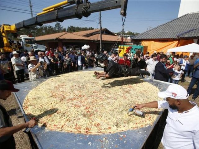 Com guindaste e rapel, cidade do RS se prepara para fazer a maior pizza do Brasil