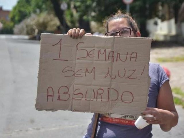 Moradores do Bairro Partenon, em Porto Alegre, protestam contra falta de luz há seis dias