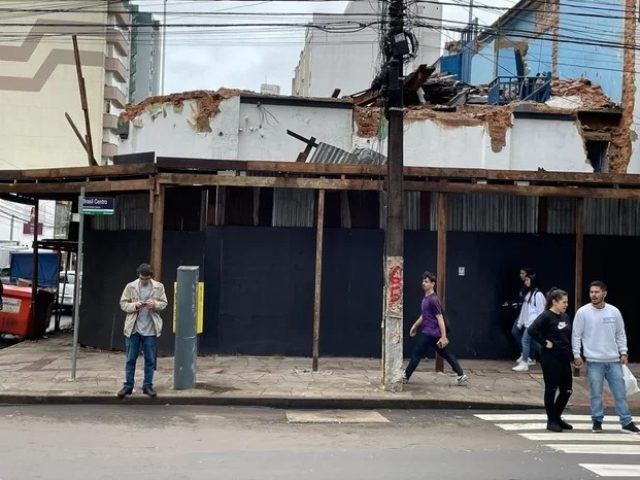Demolição de imóvel na Avenida Brasil é interrompida após decisão da Justiça