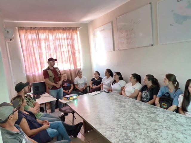 Agentes de saúde e de endemias de Campos Borges participaram de um treinamento com técnicos da vigilância sanitária de Passo Fundo