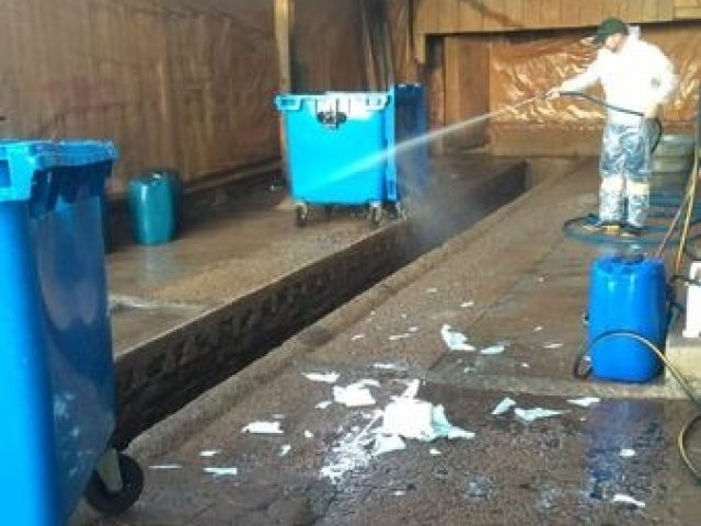Município de Campos Borges realiza higienização e manutenção de containers usados para o descarte de resíduos