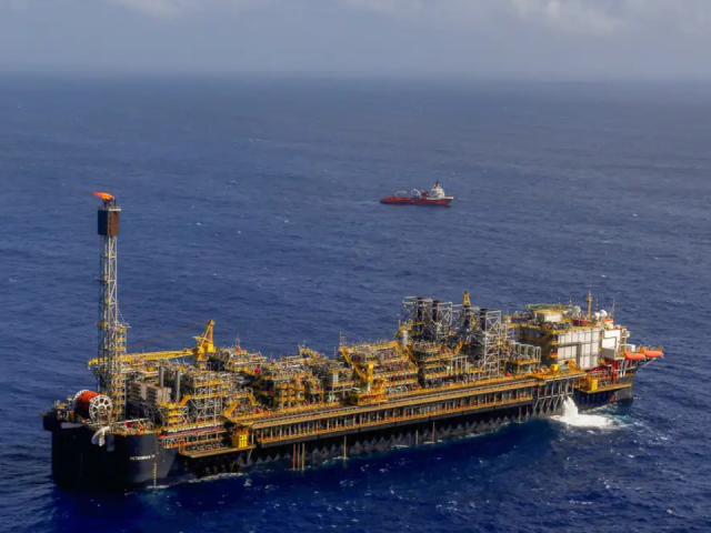 Petróleo dispara e gás natural sobe com escalada de tensão no Oriente Médio